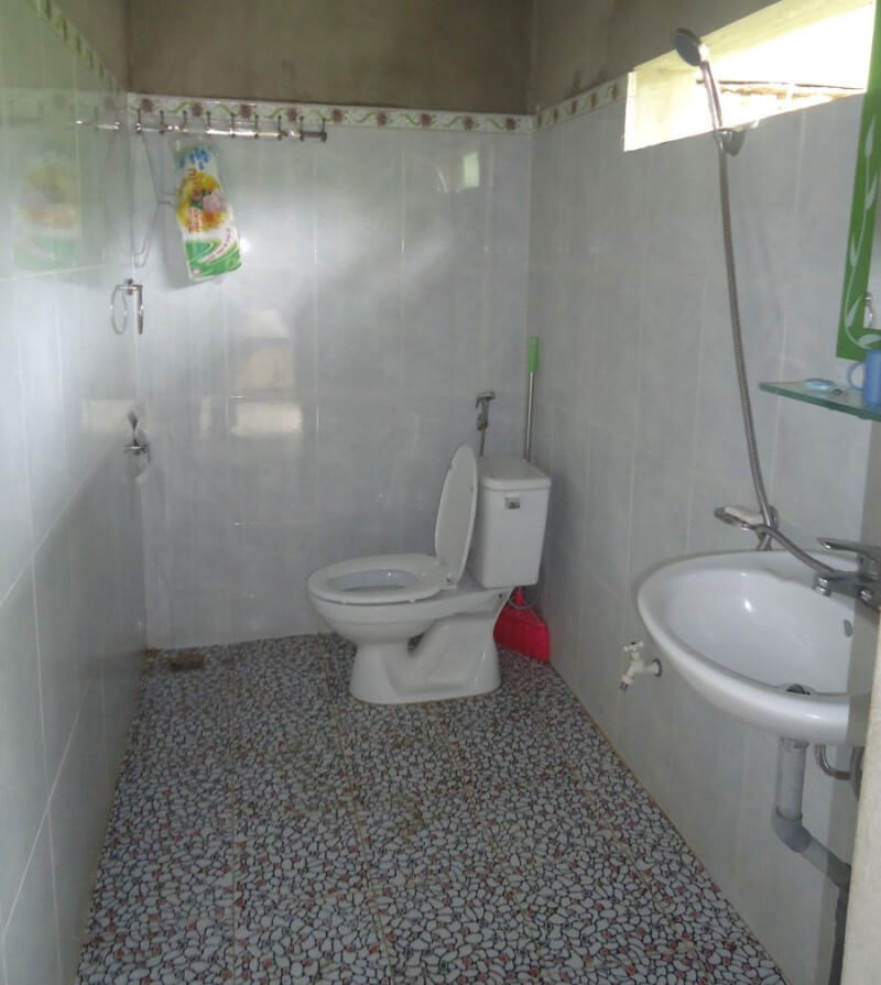 Nên sử dụng chất liệu sơn tường hoặc các loại ốp tốt chống bám ố bẩn hiệu quả, nhất là đôi với các không gian nhà vệ sinh có diện tích nhỏ hẹp.