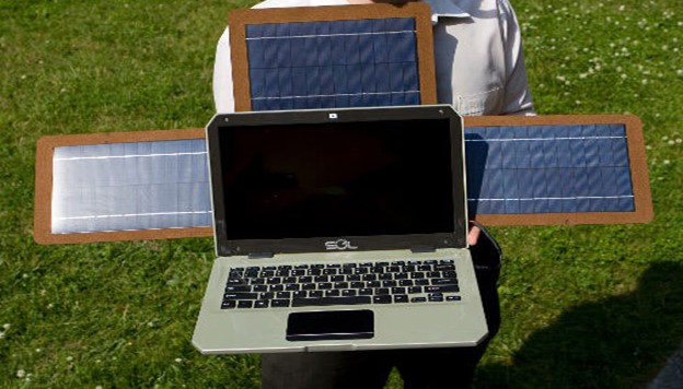 Máy tính xách tay khi sử dụng năng lượng mặt trời.